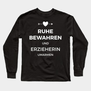 Ruhe bewahren und Erzieherin umarmen Long Sleeve T-Shirt